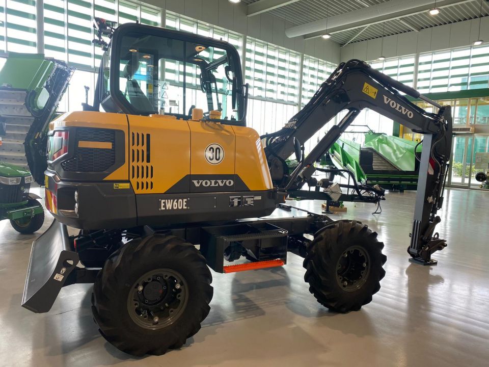 Begeleidende foto Nieuwe Volvo kraan EW60E